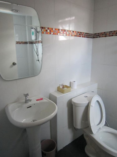 Bathroom 4, White Cat Hotel, Takua Pa