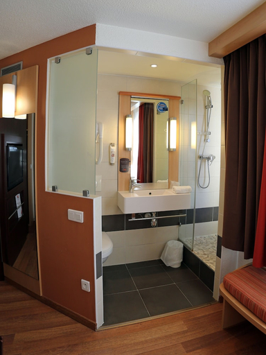 Bathroom 5, ibis Montpellier Centre Polygone, Hérault