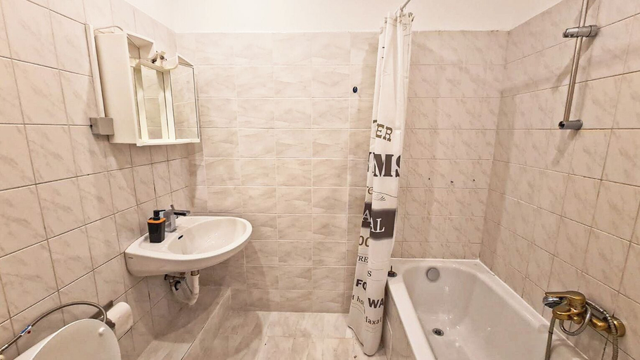 Bathroom 4, Modern 3BR Apartment Near Stadthalle, Wien
