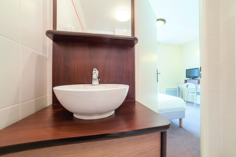Bathroom 3, HOTEL RESIDENCE ZENITUDE MAGNY LES HAMEAUX VERSAILLES, Yvelines