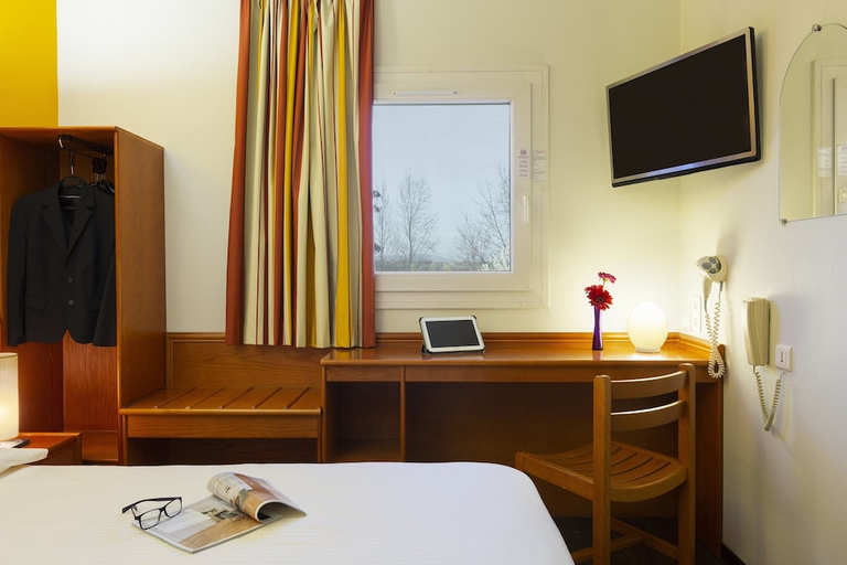 Bedroom 3, B&B HOTEL Mulhouse Kingersheim, Haut-Rhin