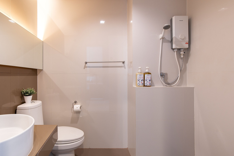 Bathroom 5, Leenova Hotel, Prawet