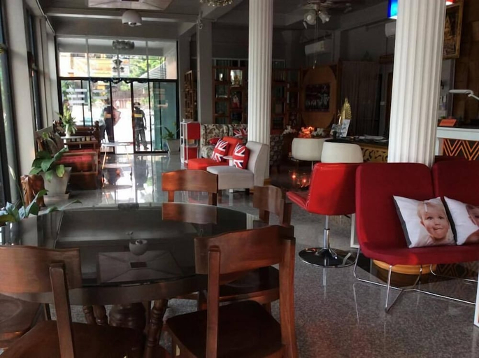 Food & Drinks 5, Waen Petch Place, Warin Chamrap