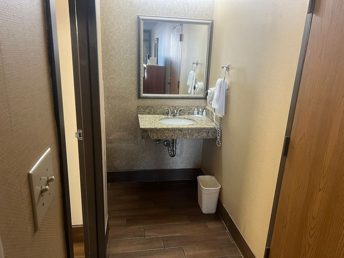 Bathroom 4, Quality Inn Columbus, MS, Lowndes