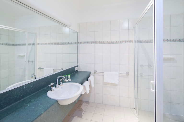Bathroom 3, Crystal Inn, Gr. Bendigo - Inner East