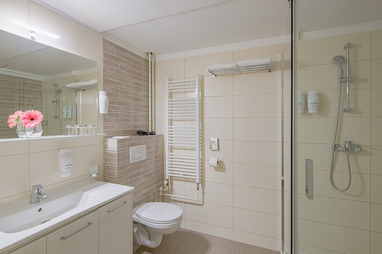Bathroom 4, Hotel Omorika Crikvenica, Crikvenica