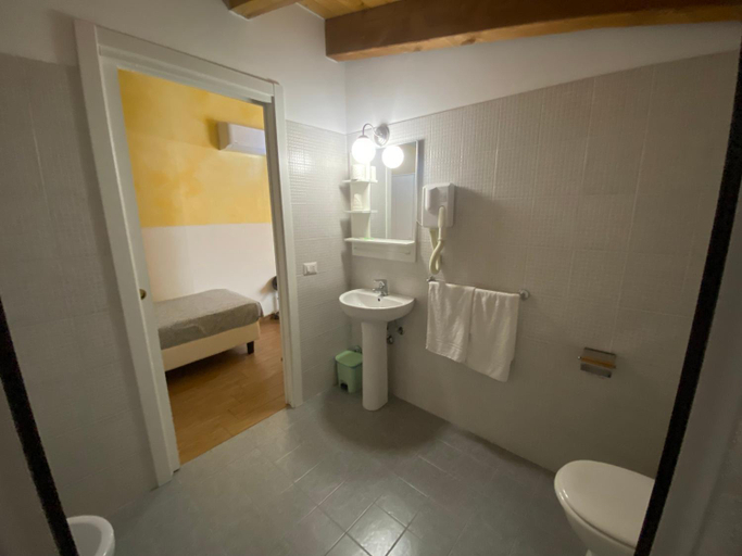 Bathroom 4, Via Mameli 5 Sanremo, Imperia