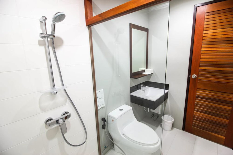 Bathroom 4, Tai-Shan Suites, Muang Ratchaburi