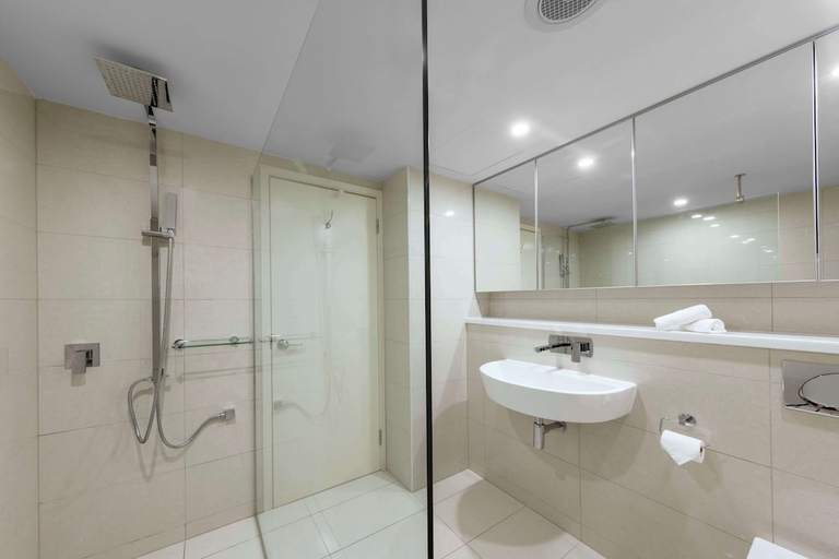 Bathroom 5, Oaks Darwin Elan Hotel, Darwin