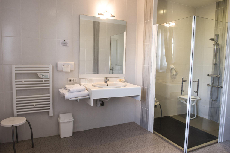 Bathroom, Hostellerie Saint Louis, Nord