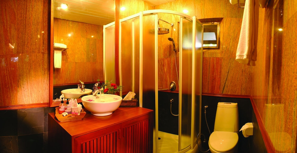 Bathroom 3, Fuengfah Riverside Garden Resort, Mae Rim
