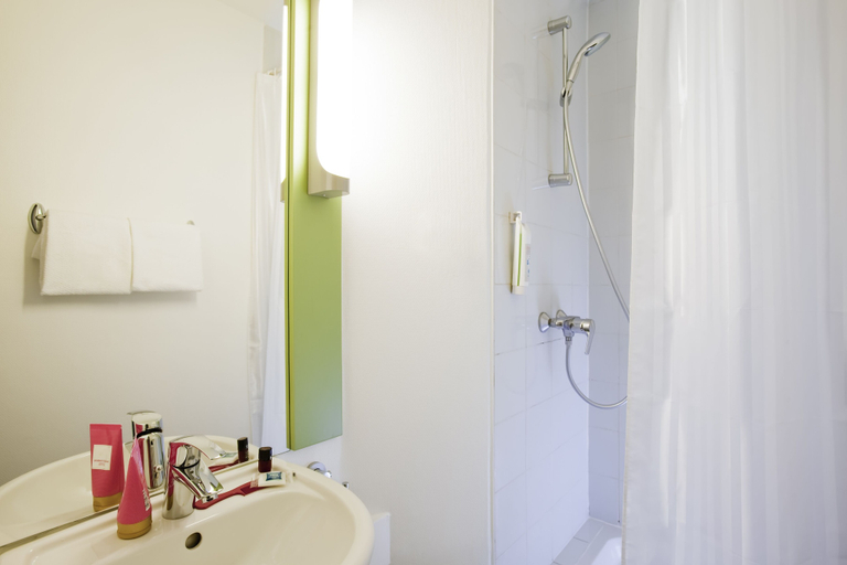 Bathroom, ibis budget Pontault Combault RN4 Marne la Vallée, Seine-et-Marne