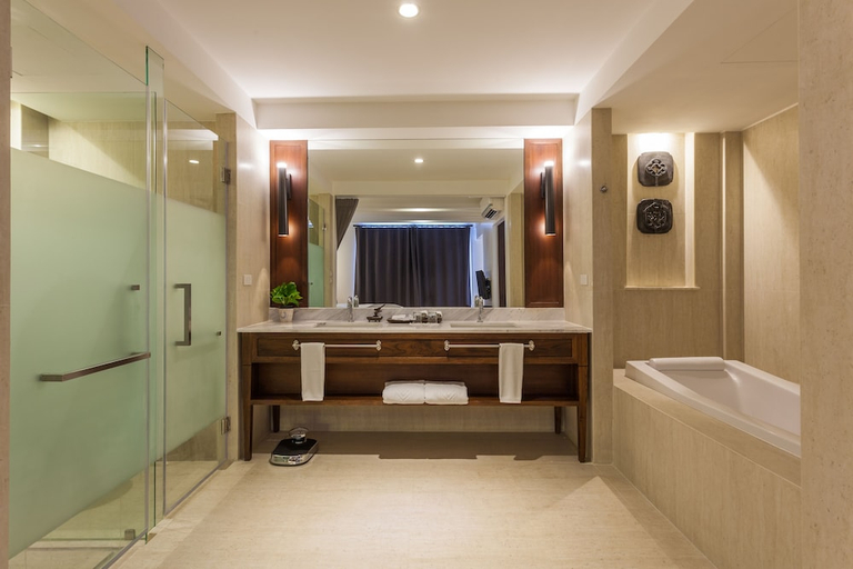 Bathroom 5, Marine Beach Hotel Pattaya, Pattaya