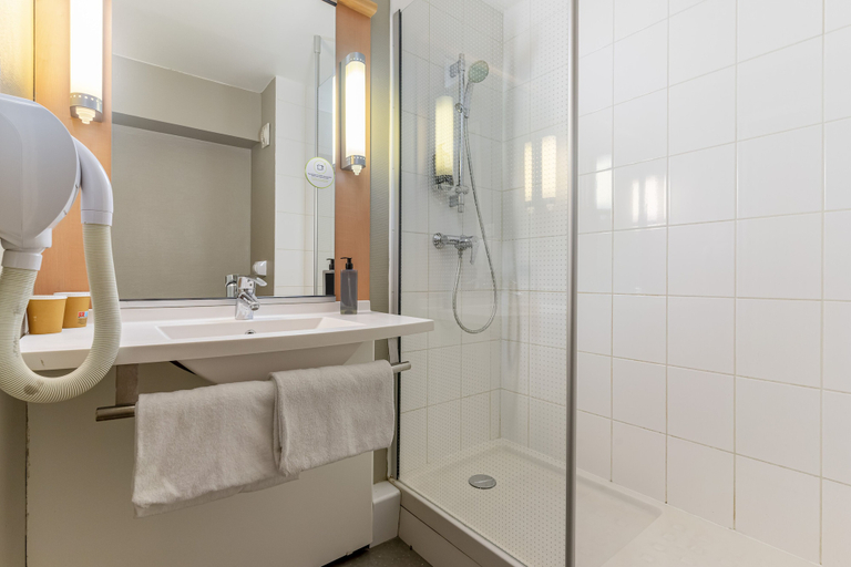 Bathroom 3, B&B Hotel Marseille La Valentine Porte d Aubagne, Bouches-du-Rhône