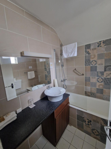Bathroom 3, Arnolds Hotel