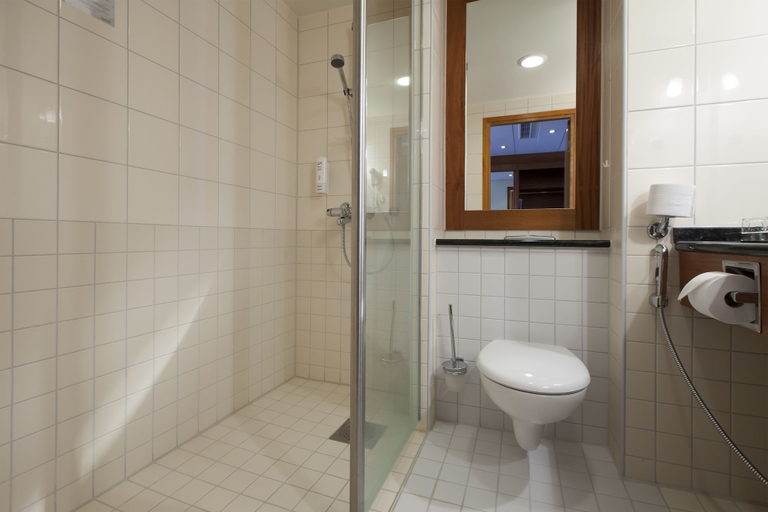 Bathroom 3, Hotel Oscar, North Savonia