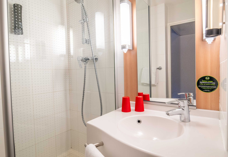 Bathroom 5, B&B Hotel Limoges 3, Haute-Vienne