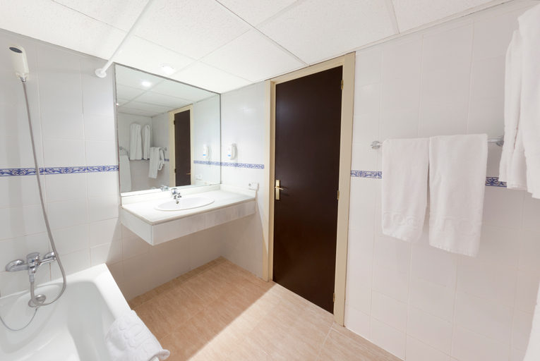 Bathroom 3, Suites Roc Portonova, Baleares