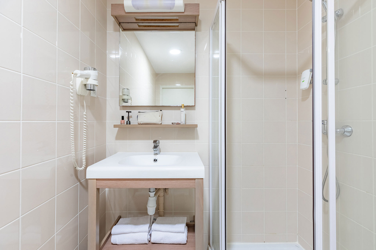Bathroom 4, Appart’City Confort Le Mans Centre, Sarthe