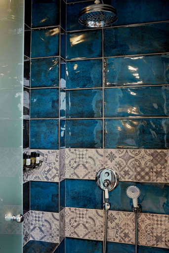 Bathroom 5, 18 Micon Street, Attica
