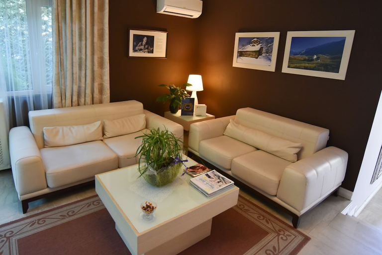 Others 5, Hotel Sokrat, Tiranës
