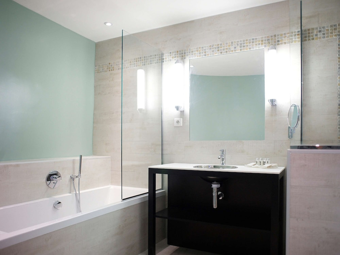 Bathroom 4, Mercure Marseille Centre Bompard La Corniche, Bouches-du-Rhône