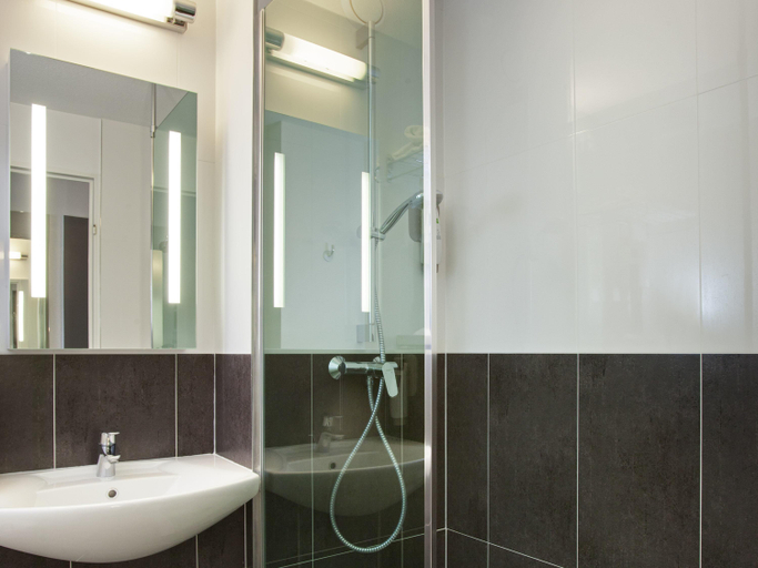 Bathroom 4, ibis Styles Reims Centre Cathédrale, Marne
