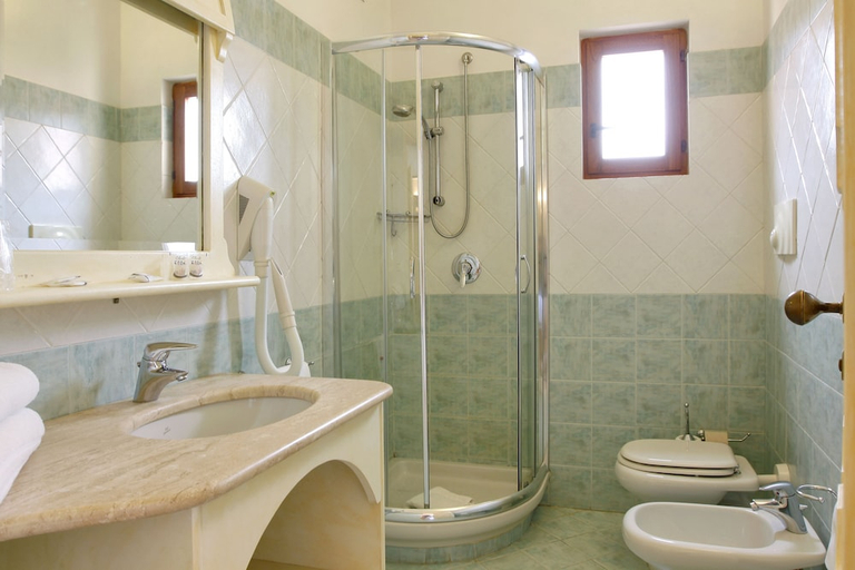 Bathroom 5, Club Esse Posada Beach Resort, Olbia-Tempio