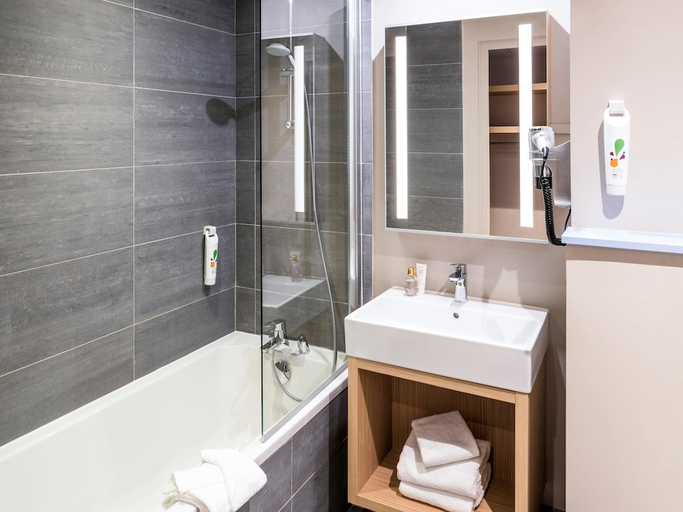 Bathroom 5, ibis Styles Clamart Gare Grand Paris, Hauts-de-Seine