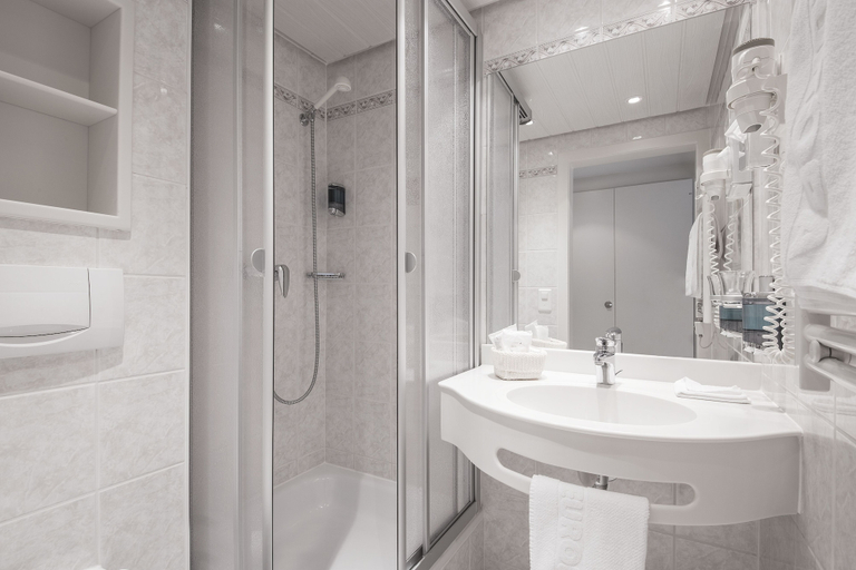 Bathroom 5, Hotel Europa Suites, Maloja