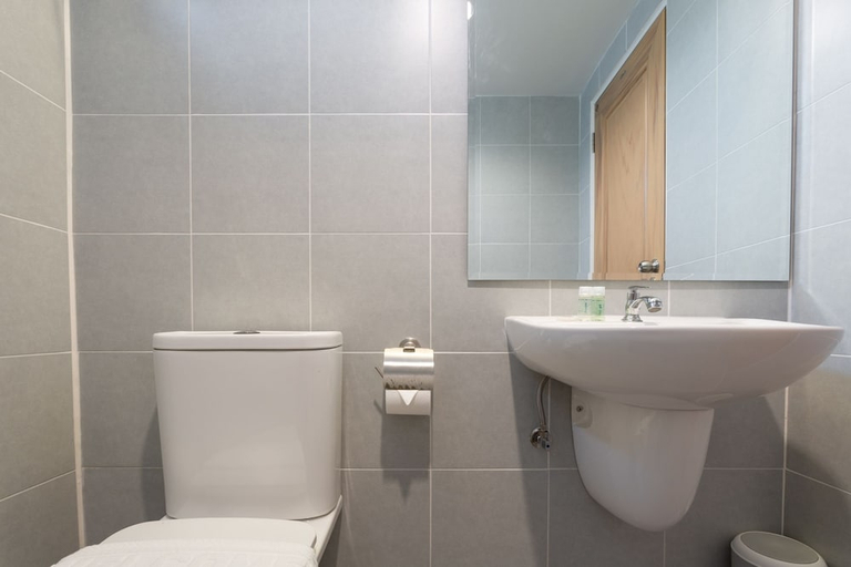 Bathroom 4, Barayan Place, Sattahip