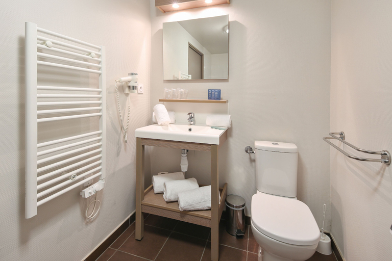 Bathroom 3, Appart'City Confort Reims Centre, Marne