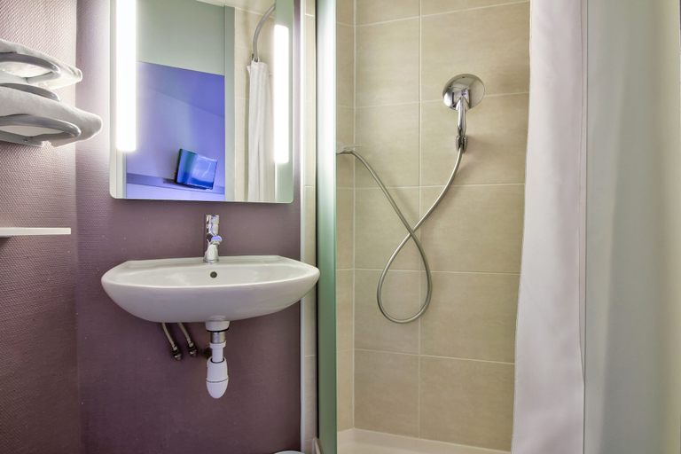 Bathroom 4, B&B HOTEL Beaune Sud (2), Côte-d'Or