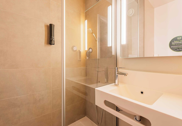 Bathroom 3, B&B HOTEL Mulhouse Dornach, Haut-Rhin