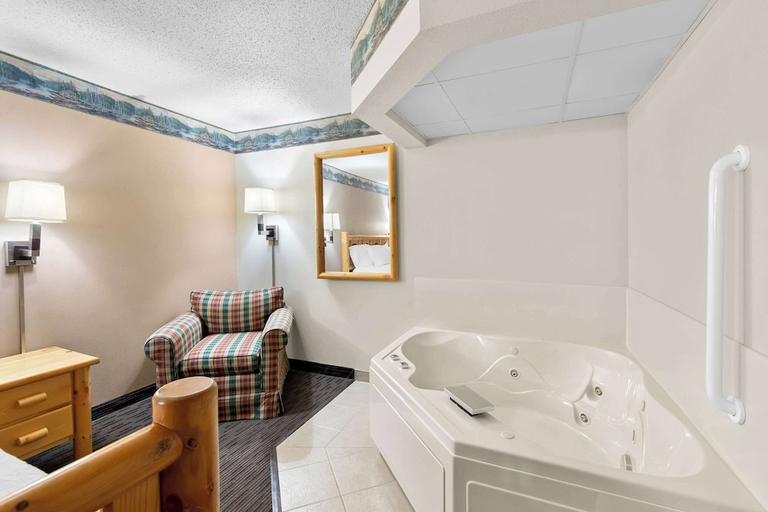 Bathroom 4, Quality Inn Ladysmith, Rusk