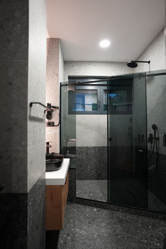 Bathroom 2, Madera, Čačak