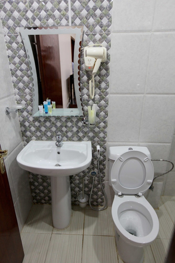 Bathroom 5, Enwan Suites Serviced Apartments, Al Jubail