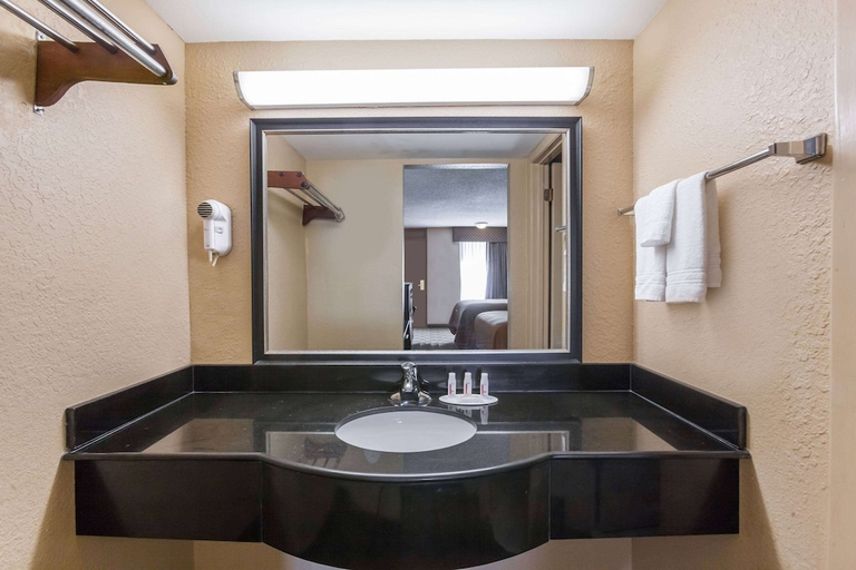 Bathroom 3, Super 8 by Wyndham Atoka, Atoka