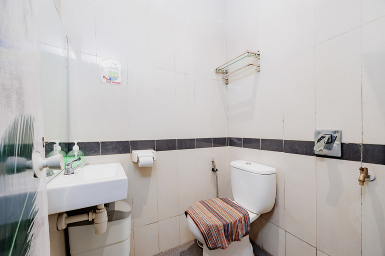 Bathroom 5, RedDoorz near Exit Toll Bogor, Bogor