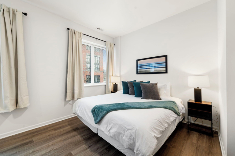 Room 5, Modern 3BR Near McCormick & South Loop, Cook