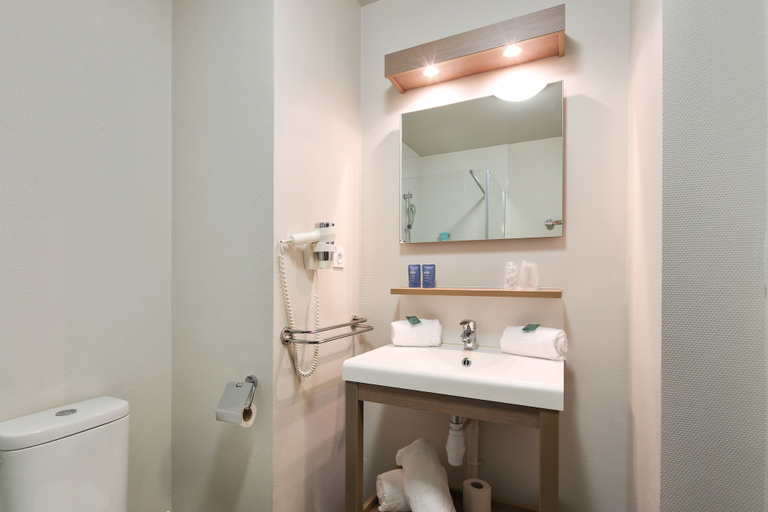 Bathroom 3, Appart City Confort Reims Centre, Marne