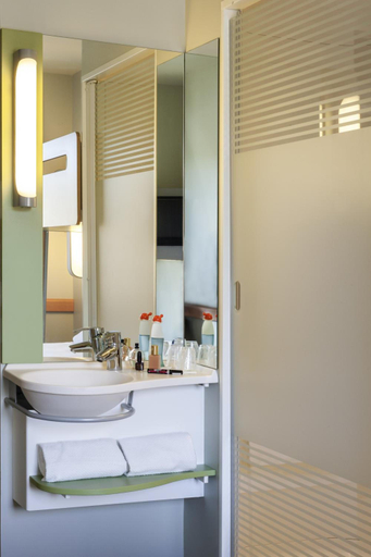 Bathroom 5, ibis budget Bordeaux Centre Bastide, Gironde