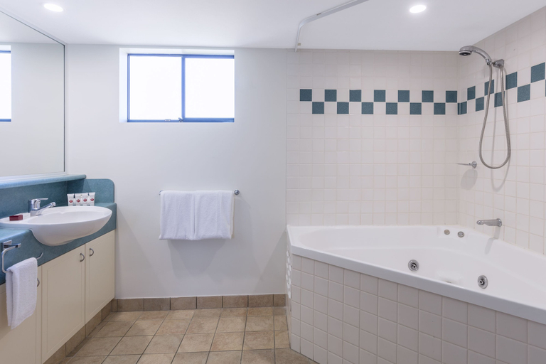 Bathroom 5, Ramada Resort by Wyndham Golden Beach, Caloundra - Caloundra S.