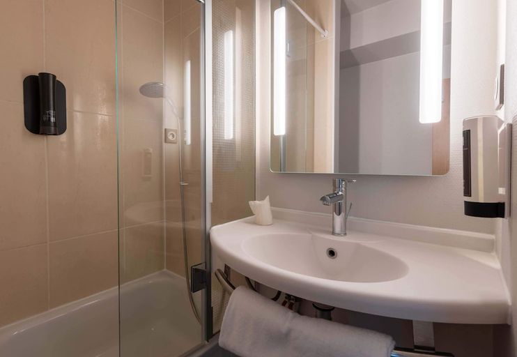 Bathroom 4, B&B HOTEL BEAUVAIS, Oise