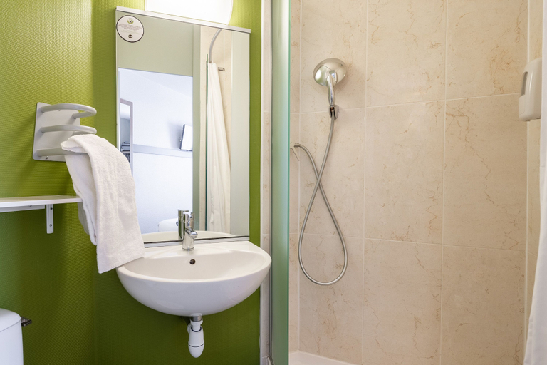 Bathroom 4, B&B HOTEL Strasbourg Nord Artisans, Bas-Rhin