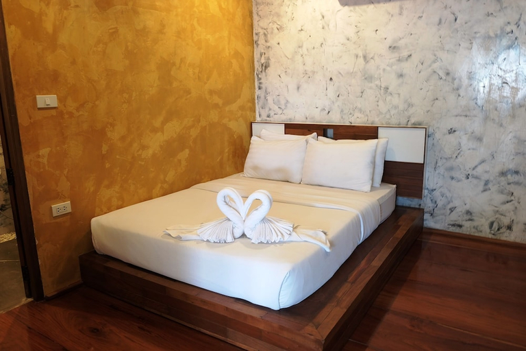 Bedroom 2, Baanchompoo Homestay, Amphawa