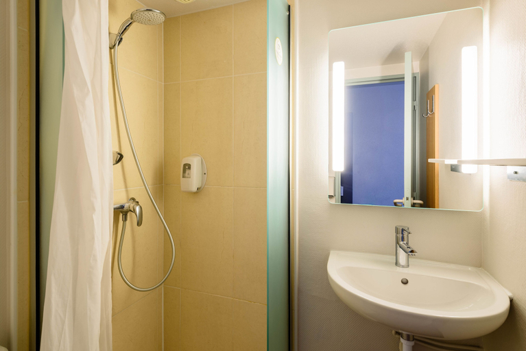 Bathroom 3, B&B HOTEL Narbonne 1, Aude