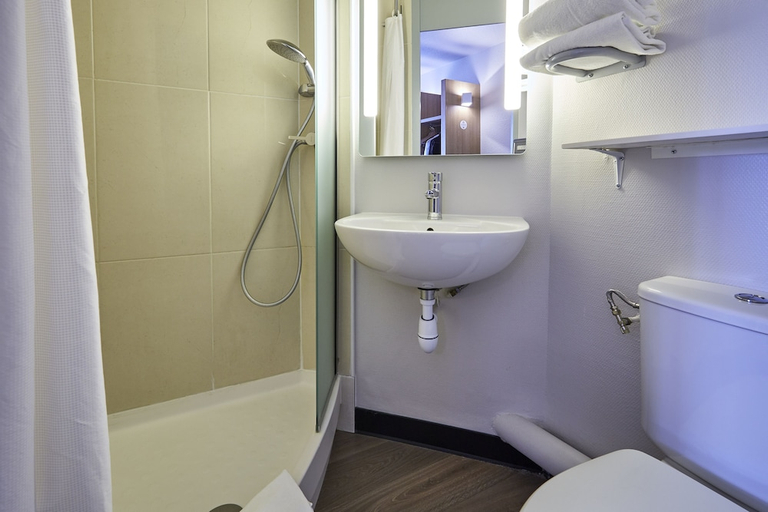 Bathroom 3, B&B Hotel Goussainville CDG, Val-d'Oise