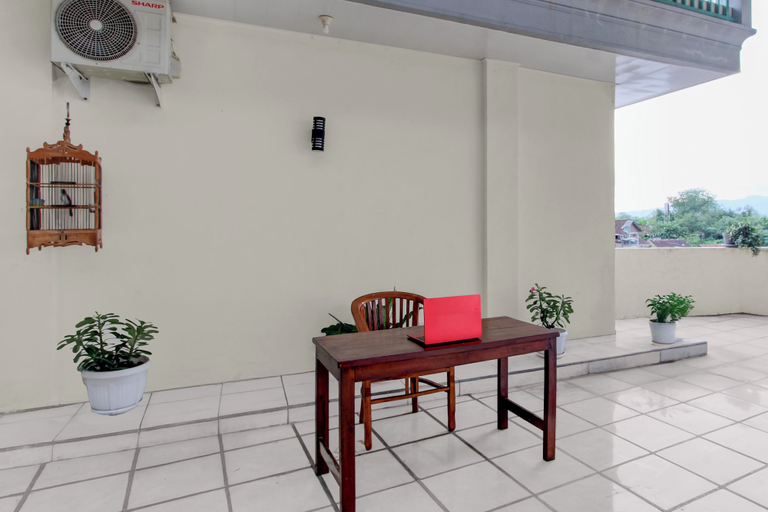 Reception 2, OYO 95019 Jeppi Homestay, Magelang