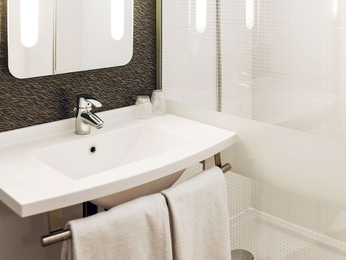 Bathroom 3, Hotel F1 Orange Centre Echangeur A7 A9, Vaucluse